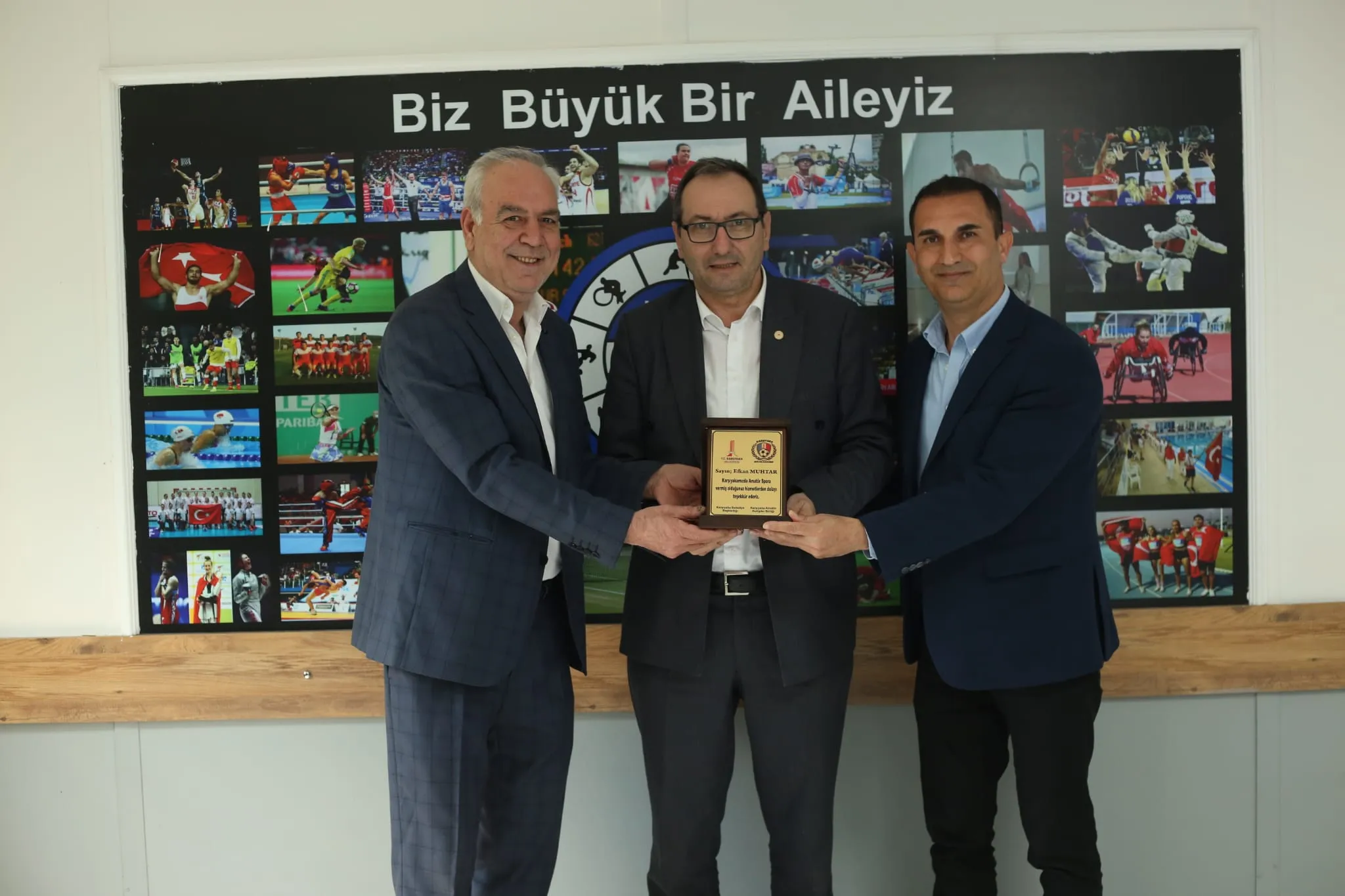 Karşıyaka’dan ASFK Başkan Muhtar’a plaket